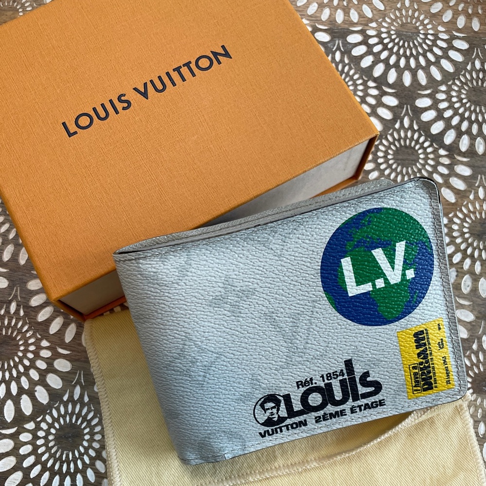 7545 LOUIS VUITTON Grey Monogram Stickers Multiple Mens Bifold Wallet box & bag